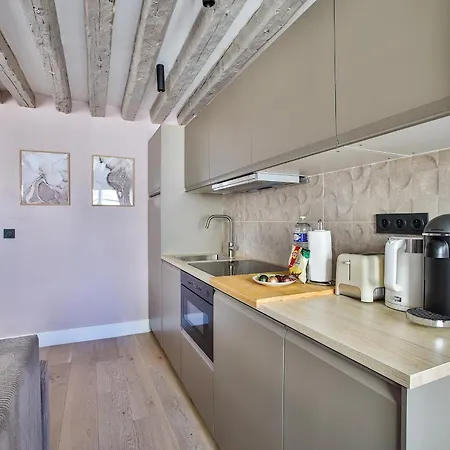 Elegant In The Heart Of The Marais Apartment Paris
